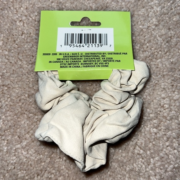 Two 3oz. Candles and a Scrunchie Bundle - Picture 11 of 11